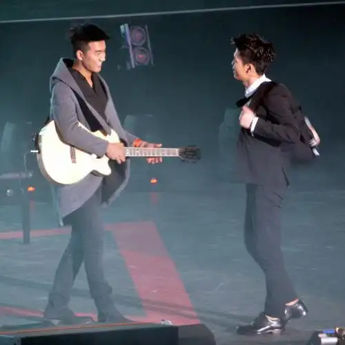 南京奥体中心 2013快乐男声巡回演唱会南京站 新年场 美桓准备脱衣服