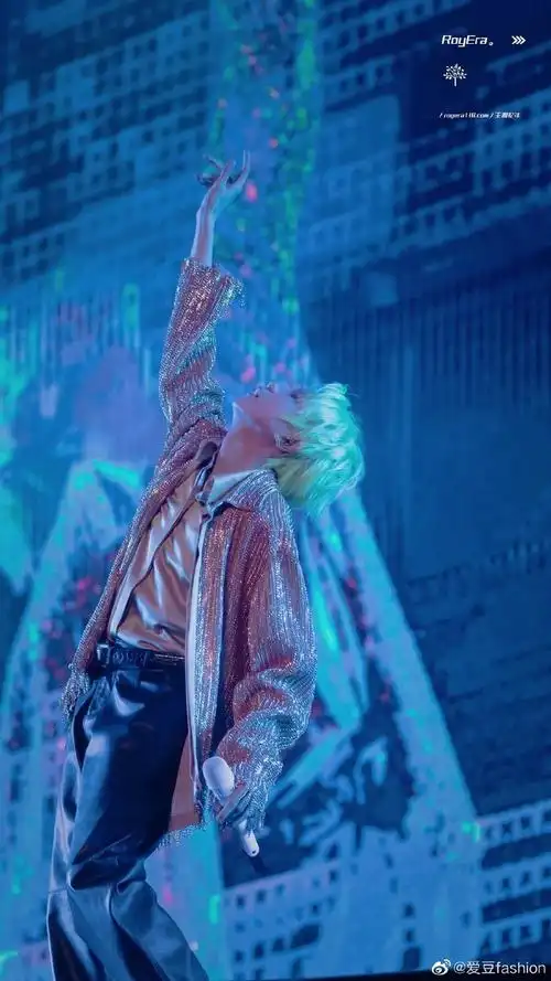 王源超话#王源想吃重庆小面了#王源是不是又瘦了,捂着肚子好可爱,想吃