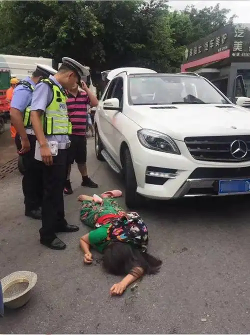 78南宁一女子被车碾压,街头竟上演了这样的局面!