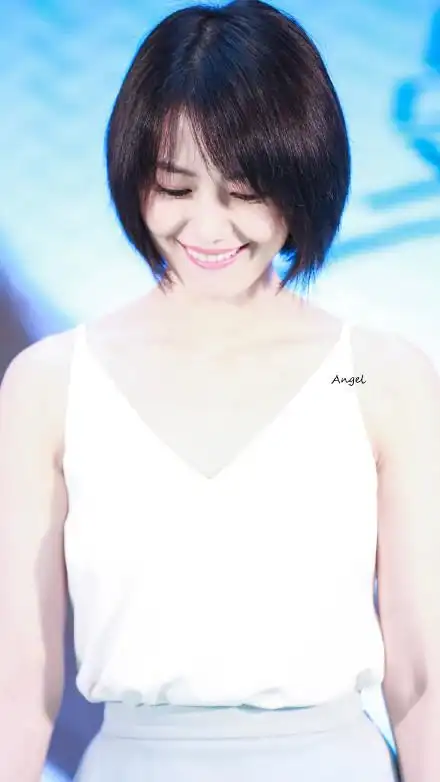 高圆圆 短发配短裙 显得淑女又大方 微笑甜美 清纯可人