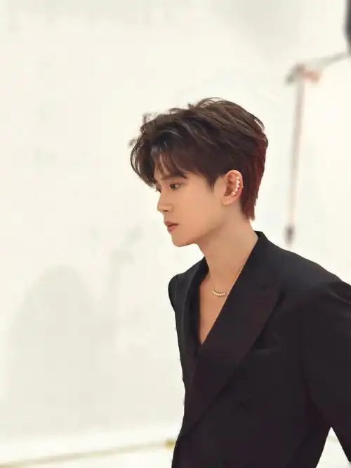 任嘉伦超话虽然没有玫瑰,但有快乐嘉倍.