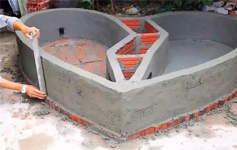 手艺人用砖头砌鱼池破旧老院儿养锦鲤别有一番韵味