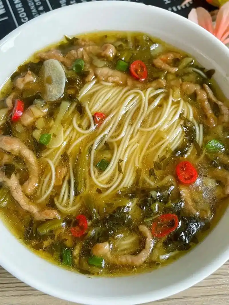 妈妈教我做的酸菜肉丝面!这个面真的太绝了,老坛酸菜的味道,汤 - 抖音