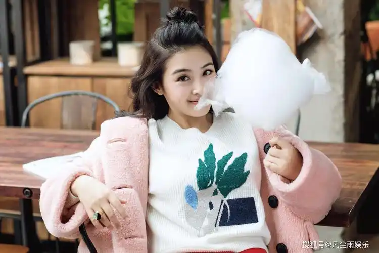 当年这首制作费两千万的歌曲,最初的广告收益是20亿,而张含韵说自己一