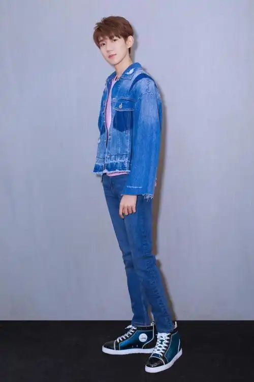 王源tfboys成员全身照帆布鞋