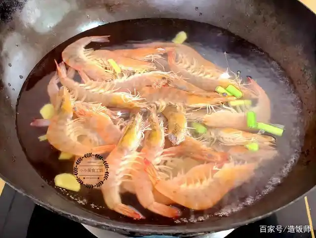 水煮虾时用凉水煮还是热水煮很多人弄错难怪虾肉发柴腥味重