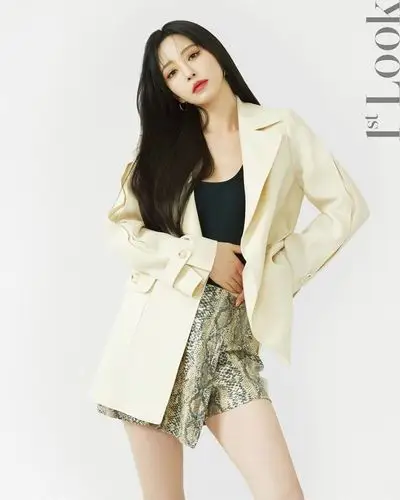 韩艺瑟登时尚杂志拍写真 秀背部线条诱惑迷人