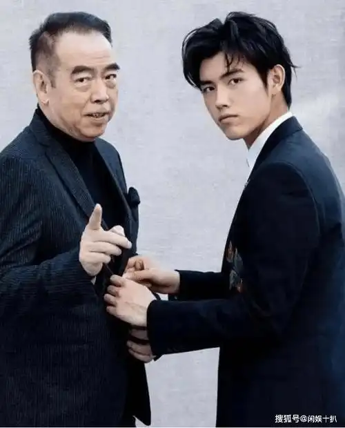 71岁陈凯歌现状:白发老态,儿子已成演员,妻子风韵犹存_电影_洪晃_北京