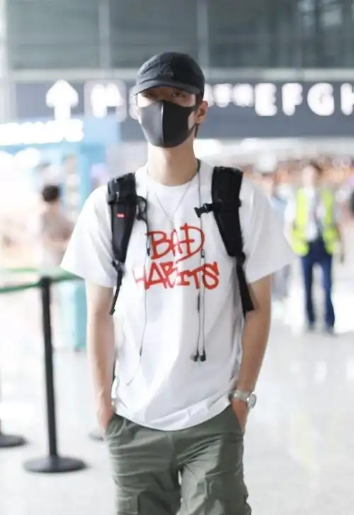 王一博真的对穿搭很有想法,一件白t恤,都可以穿出模特既视感