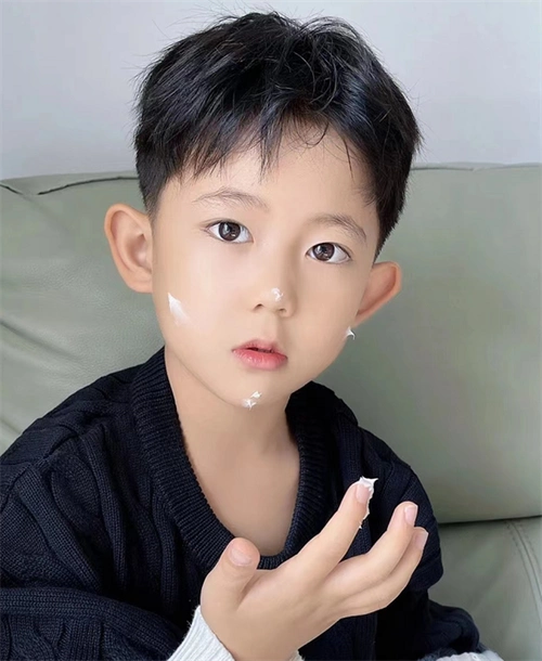 "导读:适合小男孩的发型推荐,这样一组发型给人一种小绅士,小王子的