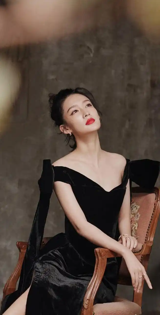李沁红唇黑裙大长腿壁纸写真