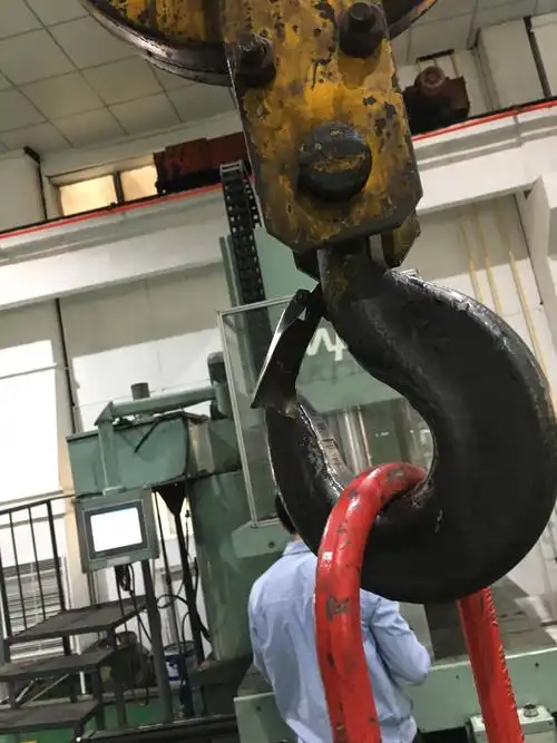 分厂808厂房压型班使用吊车,吊钩防脱钩装置损坏,有一定安全隐患,需