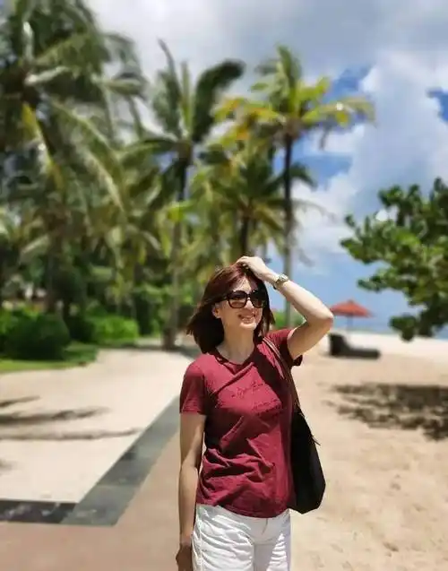 这一次,正月初二,周玉琴带着男主去巴厘岛度假,看到中天主播身穿一件