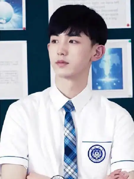 郭俊辰,校服加身气宇不凡!