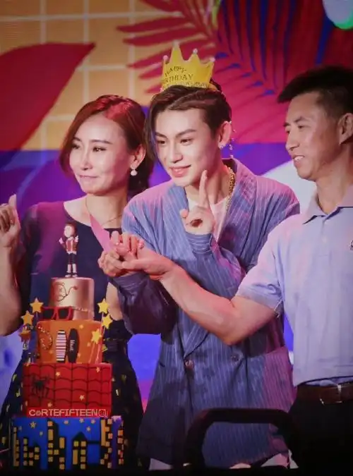 小鬼王琳凯说女神老妈生日快乐##小鬼王琳凯晒全家福为妈妈庆生