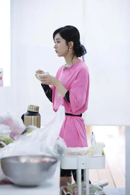 赵丽颖产后复出上综艺甜酷粉黑穿搭女神依旧少女感十足啊