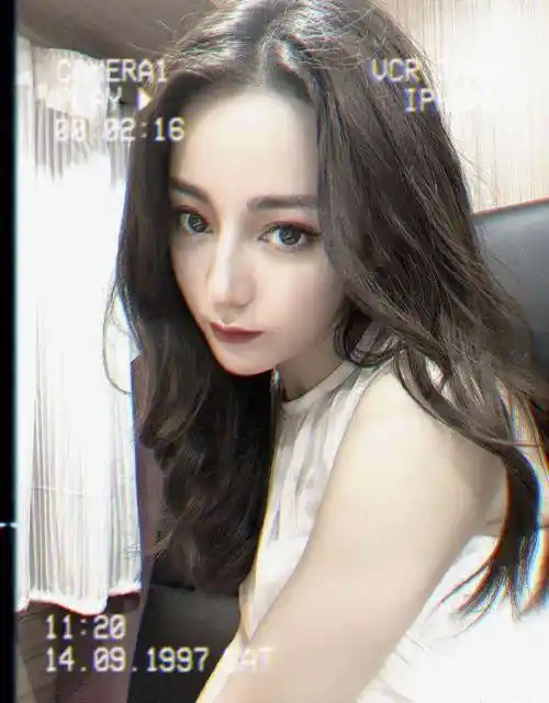 迪丽热巴连晒18张自拍照,御姐和可爱画风百变,对镜放闪超撩人_造型