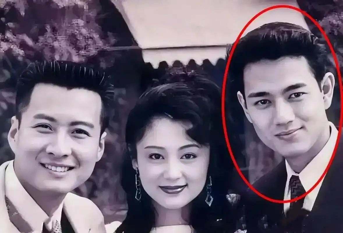 30年前的一张老照片,中间的美女是陈凯歌的老婆陈红,左边的男人是孙兴