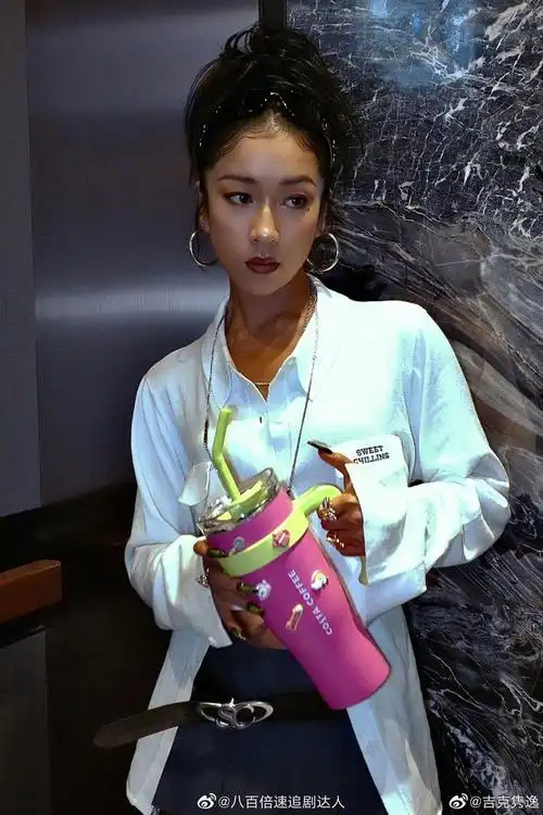 包,和旁边的姐姐一比更小更可爱了,网友:吉克隽逸小时候就这么黑了啊