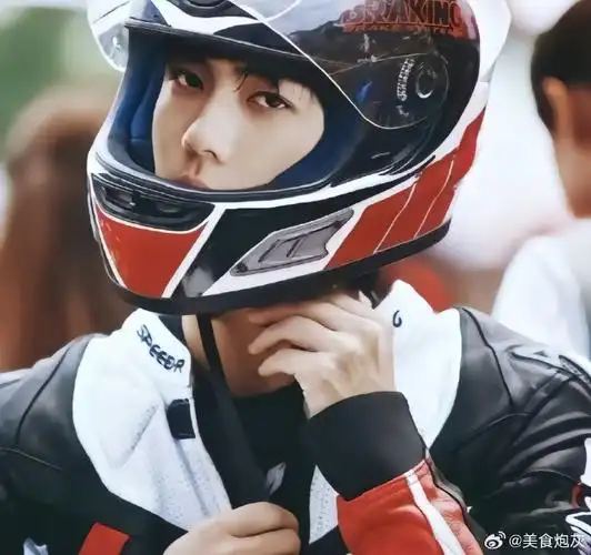 温暖的#不知不觉就已经存了许多小勋的照片吴世勋|男友风|吴世勋超话