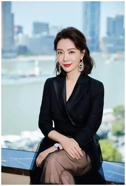 原创42岁陈数剪短发很高级一袭黑色西服黑色半身裙减龄又时髦