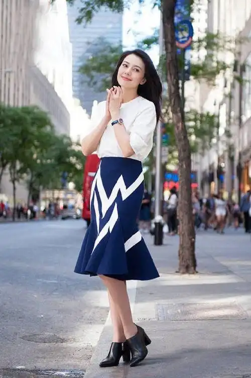 38岁高圆圆穿蓝裙清新甜美,似18岁少女,网友:气质真的比脸重要