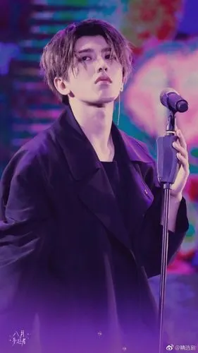 蔡徐坤 脱掉外套,热力开唱!南京首场ikun用心准备的金色海洋应援