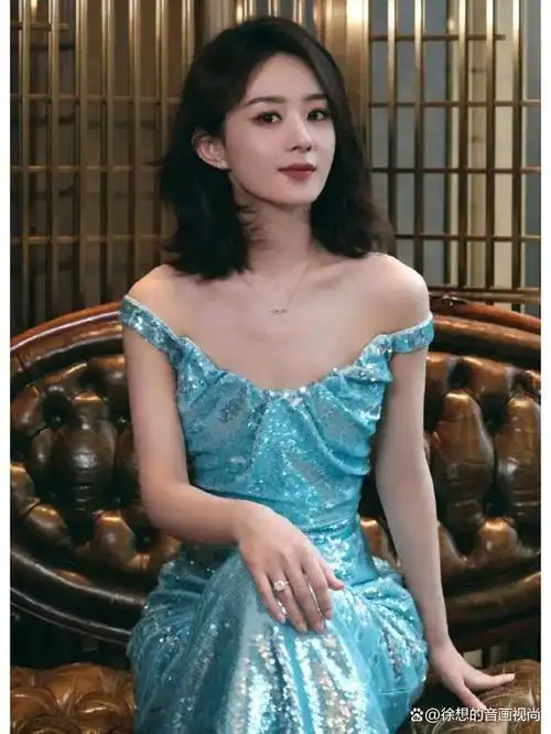 赵丽颖腰臀比好绝,镂空短裙太性感,与冯绍峰离婚后越来越美了