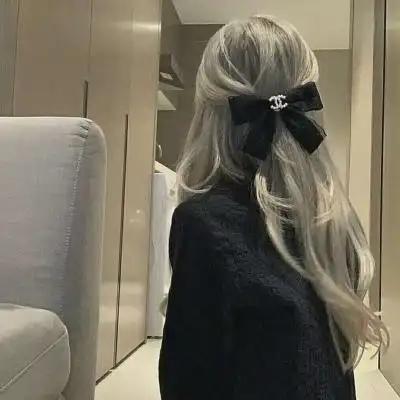 2021年个性女生扣扣露背头像女生