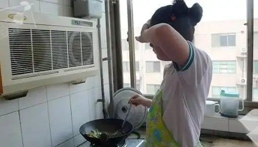 炎热的夏天厨房做饭热得像个蒸炉,厨房师傅该如何度过?