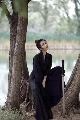 张慧雯古风剑客大片 身姿挺拔气场真的好强