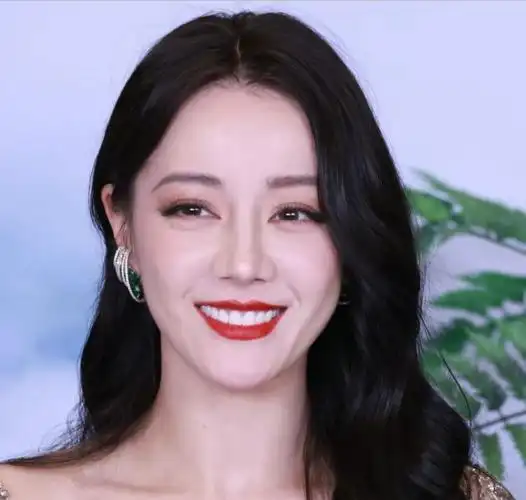 31岁迪丽热巴脸崩被嘲!本人当众吐槽节目组放丑图,后者紧急换图