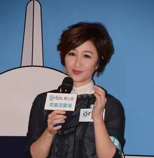 55岁关咏荷复出现身活动麒麟臂突出昔日港剧一姐变富态