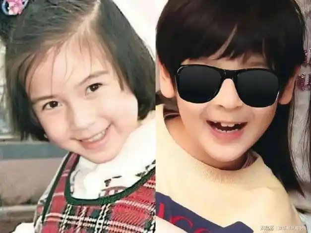 照片中的小海绵穿着休闲家居服,坐在地毯上,被angelababy紧紧抱在怀里