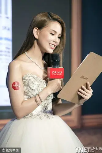 2016年10月21日讯,上海,20日,昆凌出席代言活动,她着公主裙