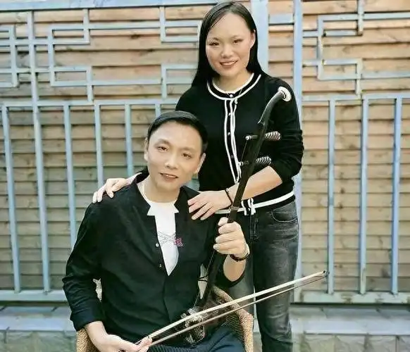 祁隆与乐凡离婚后第一次连麦唱了一首情歌网友还是原配好啊