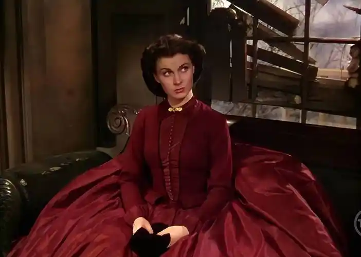 看了《乱世佳人》费雯丽的穿搭,才发现:每一个细节都透露着经典