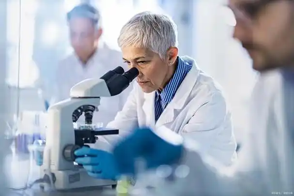 科学家和明星是两个截然不同的职业群体,他们的社会地位,贡献和收入也