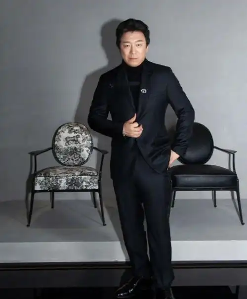 黄渤现身上海时尚活动帅气亮相黑色毛衣与西装搭配