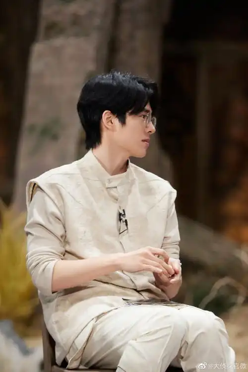 刘昊然全白眼镜造型