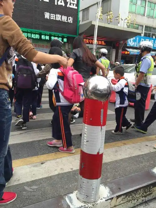 筱塘小学门口jc被撞倒这些小学生以后过马路一定更害怕