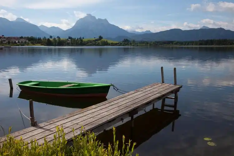 湖中停泊的小船2048x1536分辨率下载,湖中停泊的小船,图片,壁纸,自然