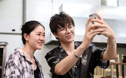 从yy到抖音再到此次参加湖南卫视的《天天向上》,刘宇宁的起点可以说