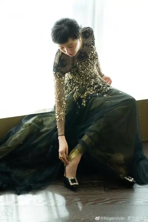 姿##rogervivier2023春夏系列#@吴越搭配 flower strass 花钻高跟鞋及