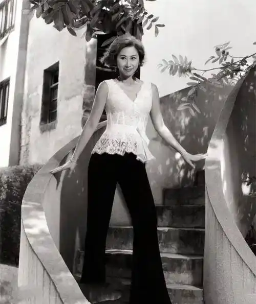 瞧已经60岁的叶倩文,穿衣打扮多洋气又显年轻_配饰_气质_普通人