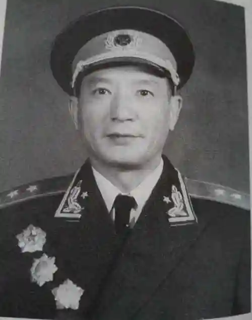 55年9月授衔时昆明军区少将以上24人的级别,军衔与薪金