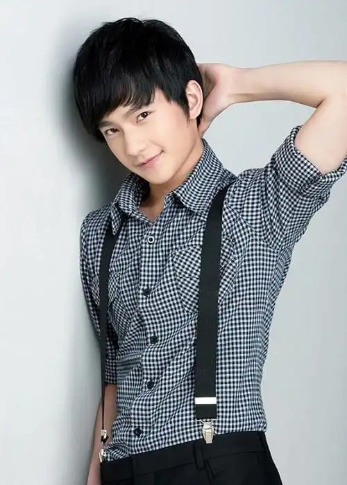 杨洋样貌略带古典味道的细长眼,看着很"正"!