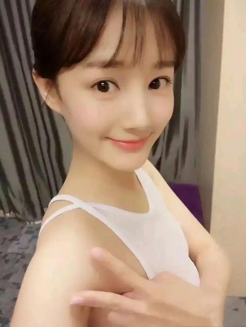 李一桐早期照片,清纯甜美,你觉得怎么样