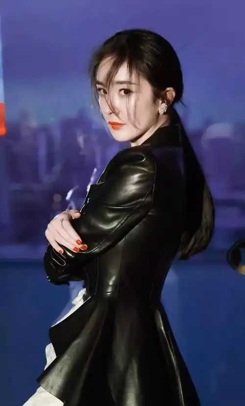 杨幂穿起皮衣气场十足 眼神犀利霸气,妆容精致 大女主风范气场全开!