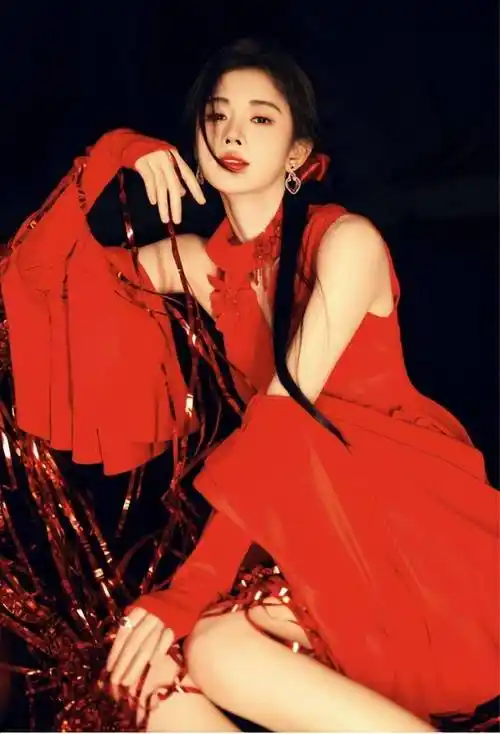 元旦快乐:鞠婧祎穿红裙秀发系红丝带,少女范十足!_网友_发展_夜晚